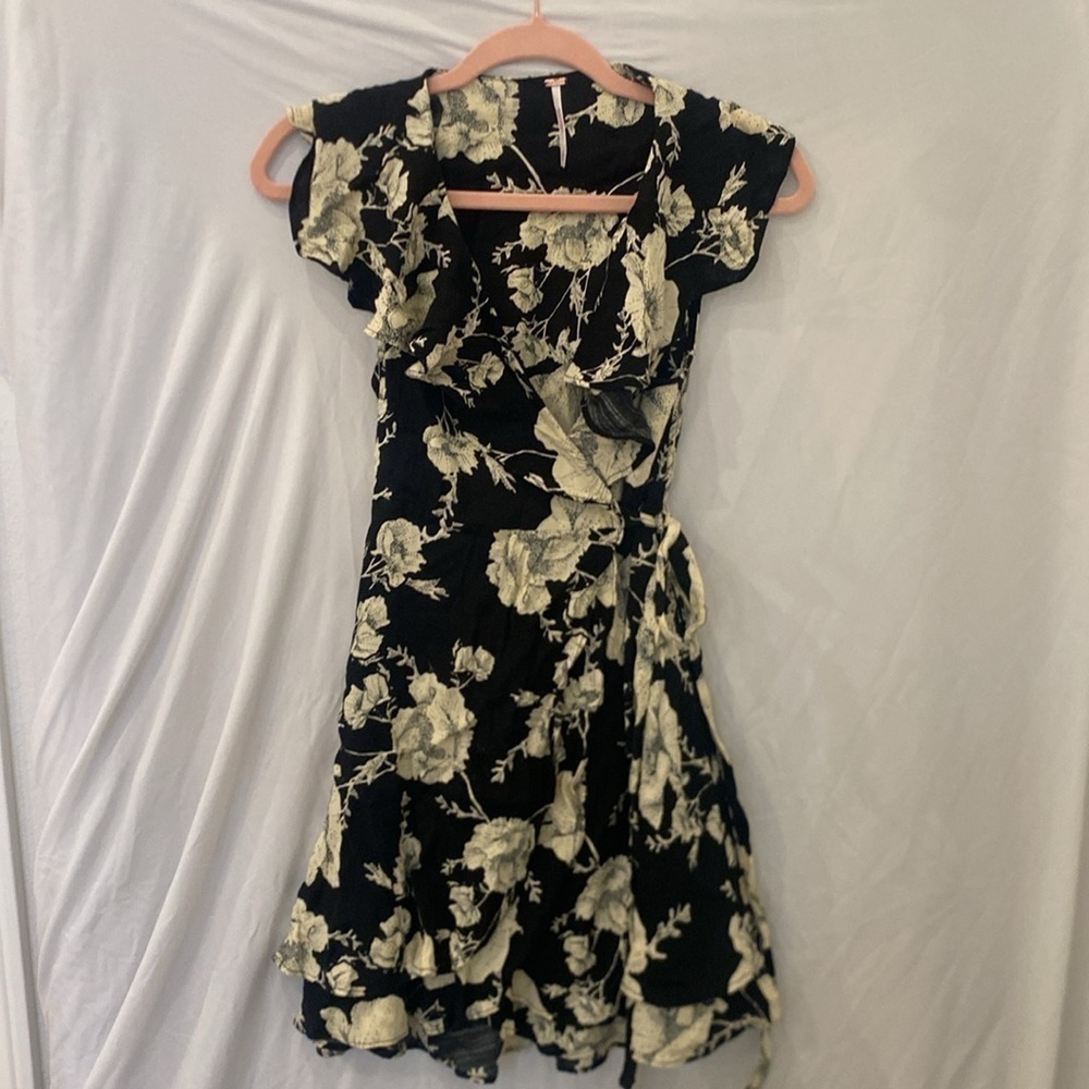 Free people French quarter wrap dress sz XS black cream floral - Picture 3 of 6